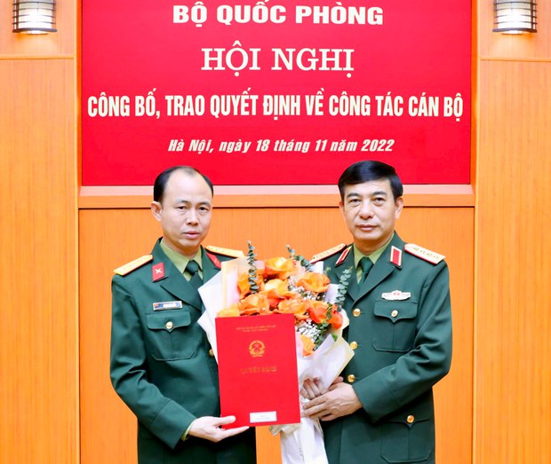 Đại tướng Phan Văn Giang, Ủy viên Bộ Chính trị, Phó Bí thư Quân ủy Trung ương, Bộ Trưởng Bộ Quốc phòng trao quyết định bổ nhiệm chức vụ Tư lệnh Binh đoàn 16 cho Đại tá Phạm Bá Hiền hôm 18-11-2022