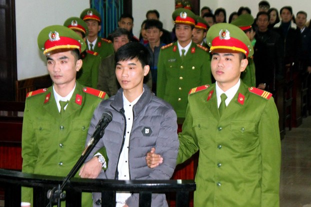 Hình chụp hôm 27-11-2017- nhà báo Nguyễn Văn Hóa (giữa) tại phiên tòa ở Hà Tĩnh