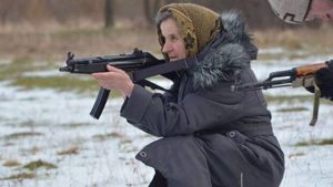Một phụ nữ Ukraine đứng tuổi đang tập bắn