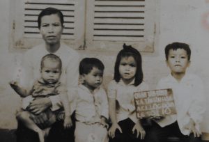 Gia đình Bùi Văn Phú, bìa phải, trong một lần kiểm tra dân số năm 1962 (Ảnh Bùi Văn Phú)