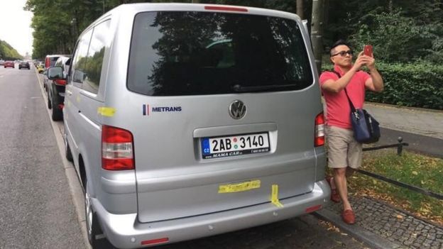 Ông Bùi Quang Hiếu đứng bên ngoài chiếc xe Multivan VW mang biển số Cộng hòa Czech tại Berlin sau khi nhận lại xe từ cả