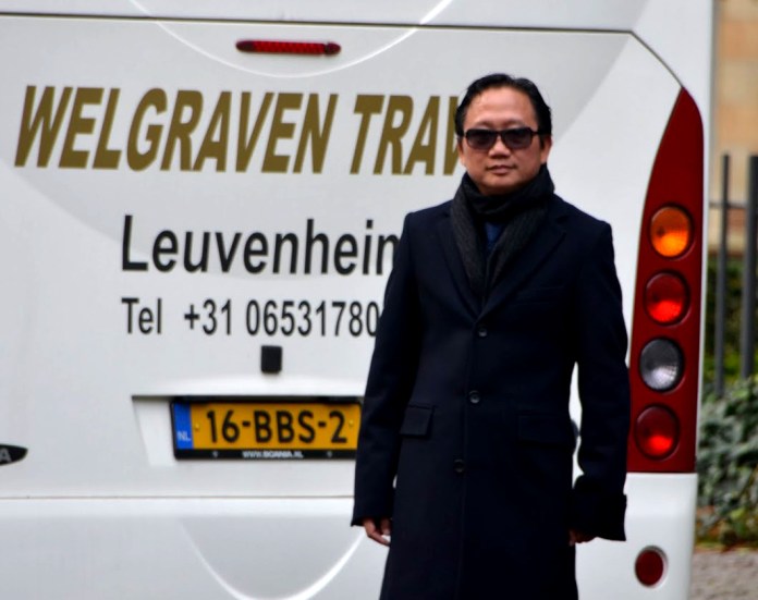 Trịnh Xuân Thanh đứng chụp hình phía sau một chuyến xe buýt chứng minh ông ta đang ở Âu Châu hồi Tháng Mười Một 2016. (H