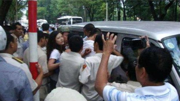 Huỳnh Thục Vy (áo trắng) trong một lần bị bắt giữ năm 2012 khi bà tham gia biểu tình chống Trung Quốc 