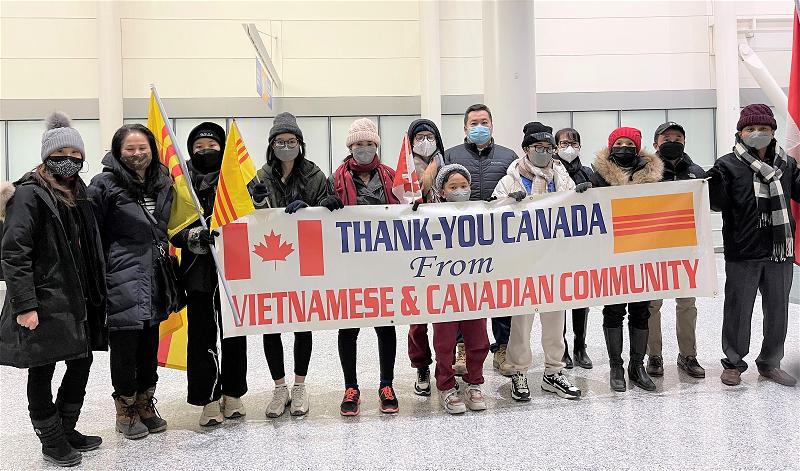 Gia đình bà Trần Thị Lụa được các nhà bảo trợ tiếp đón tại phi trường Toronto