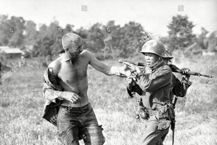 Lính Việt giúp lính Mỹ bị thương