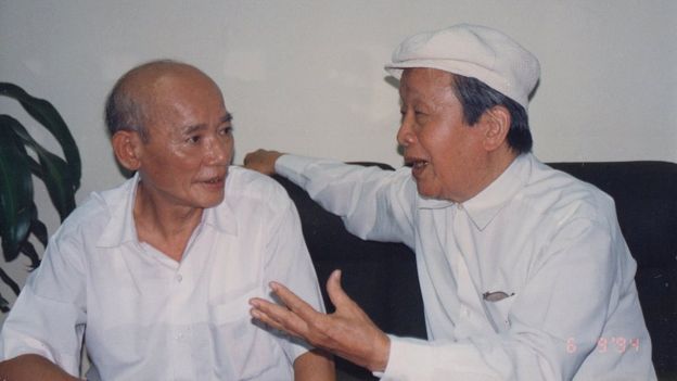 Ông Nguyễn Hữu Khiếu (phải) và thông gia, cố Viện trưởng Viện nghiên cứu khoa học Công an, ông Lê Quang Thành, năm 1994 
