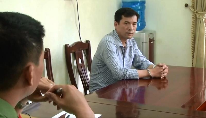 Ông Nguyễn Năng Tĩnh đang được lấy lời khai. (Hình cắt từ clip của báo Nghệ An)