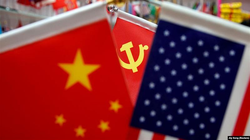 Cờ Trung Quốc, cờ Đảng Cộng sản Trung Quốc và Hoa Kỳ bày bán ở một khu chợ ở tỉnh Chiết Giang, Trung Quốc, ngày 10-05-20