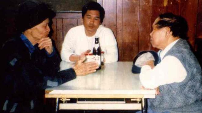 Trần Đức Thảo (trái), Cù Huy Cận (phải) và con trai Cù Huy Hà Vũ (giữa) tại Nhà khách sứ quán Việt Nam, 2 Le Verrier, Pa