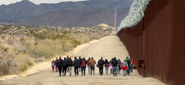 Những người Trung Quốc, xen lẫn Miến Điện, Ấn Độ, Việt Nam đi dọc theo biên giời Mexico -Mỹ (Screenshot CNN Video)