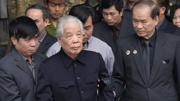 Ông Đỗ Mười (giữa) tại lễ tang Tướng Võ Nguyên Giáp tại Hà Nội hồi tháng 10-2013 