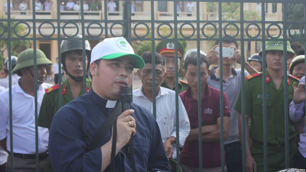 Linh mục Đặng Hữu Nam nói chuyện với ngư dân bên ngoài Tòa án Nhân dân Thị xã Kỳ Anh, Hà Tĩnh hôm 26-9-2016.