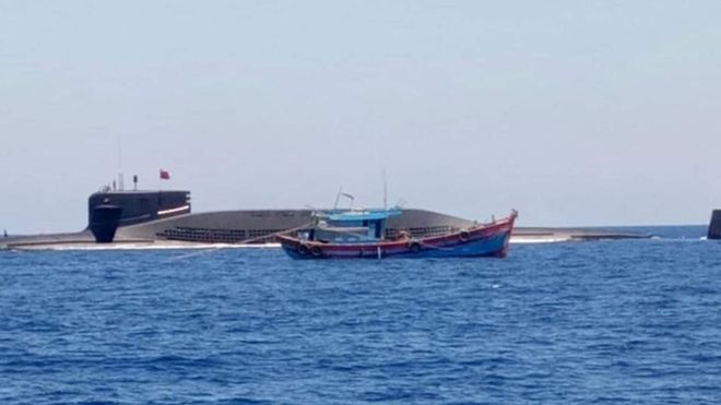 Hình ảnh tàu ngầm Trung Quốc xuất hiện cạnh tàu cá Việt Nam vào hồi giữa tháng Chín - 2019 do Ngư dân Quảng Ngãi cung cấ