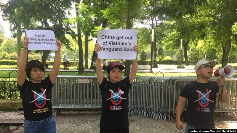 Nhà hoạt động Nguyễn Thúy Hạnh (giữa) cùng bạn bè phản đối các hành động của Trung Quốc ở Biển Đông, 6-8-2019.