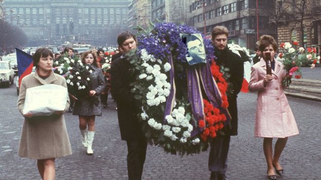 Người dân Tiệp Khắc tuần hành hôm 25-1-1969 tại Quảng trường Wenceslas ở trung tâm Prague tại lễ tang của Palach, một 