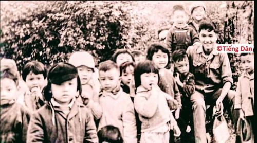 Chú bộ đội 'trẻ em' Vũ Trung bên các em mẫu giáo. Ảnh chụp tháng 5-1975. Nguồn Nông Văn Tiềm