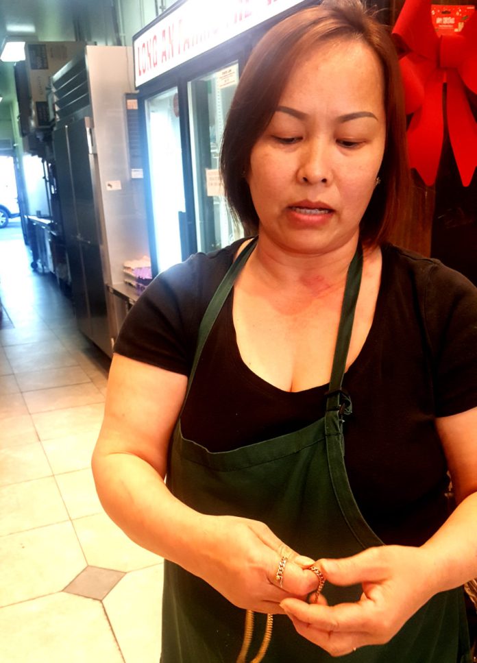 Chị Trần Kim Hiếu, người bị giật dây chuyền ngay trong tiệm Nước Mía-Hột Vịt Lộn Long An ở khu chợ ABC (Hình Ngọc Lan-Ng