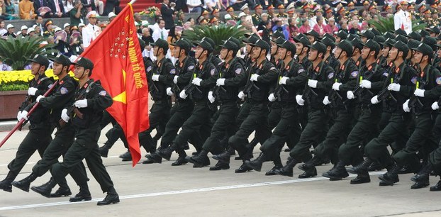 Công an vũ trang của Việt Nam diễn hành, tháng 10-2010.