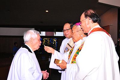 Giáo sư Nguyễn Xuân Vinh được Đức Giám Mục Mai Thanh Lương làm phép rửa tội ngày 19-10-2016 tại nhà thờ Saint- Bonaventu