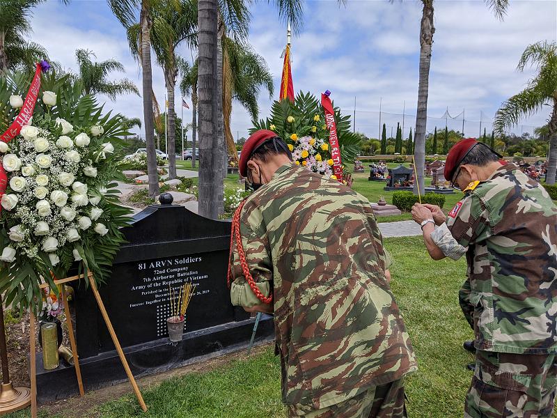 Hai cựu chiến binh Nhảy Dù QLVNCH thắp hương tưởng nhớ 81 đồng đội hy sinh tại Tuy Hòa, Việt Nam, năm 1965, nhân dịp kỷ 