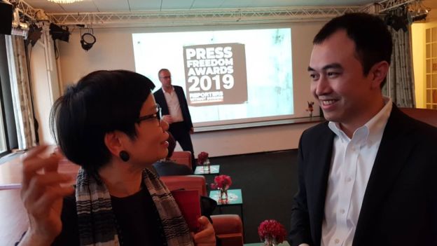 Đại diện cho bà Phạm Đoan Trang tới dự lễ trao giải ở Berlin là nhà báo tự do Trịnh Hữu Long (phải) -2019