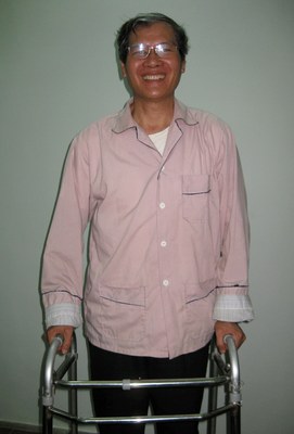 Linh mục Nguyễn Văn Lý ở Huế hôm 15-3-2010. Reuters