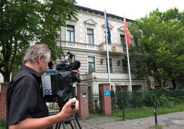 Một nhà báo Đức đứng trước Đại sứ quán Việt Nam tại Berlin, Đức, ngày 2 tháng 8 năm 2017.