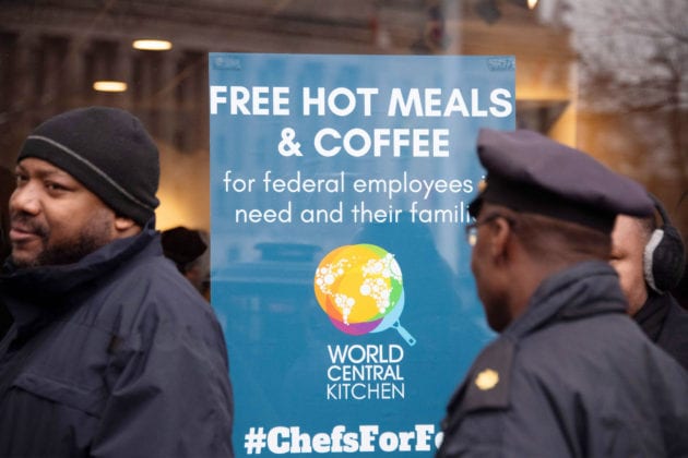 Một nơi cung cấp thức ăn và cà phê miễn phí ở Washington, D.C., cho các nhân viên chính phủ bị buộc phải tạm nghỉ việc h