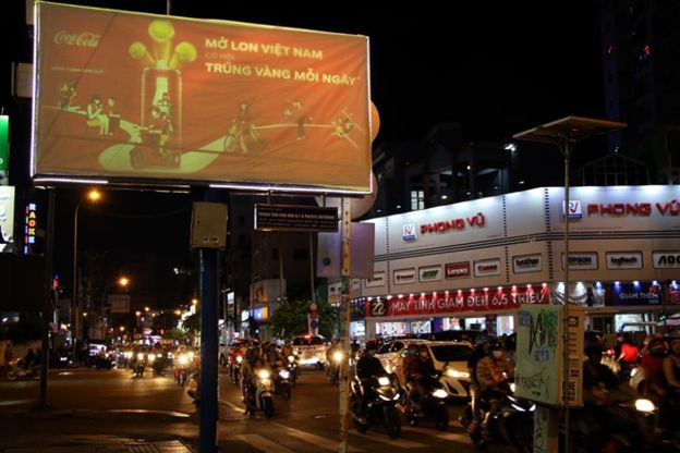 Ảnh một biển quảng cáo với chiến dịch 'Mở lon Việt Nam' của hãng Coca Cola 