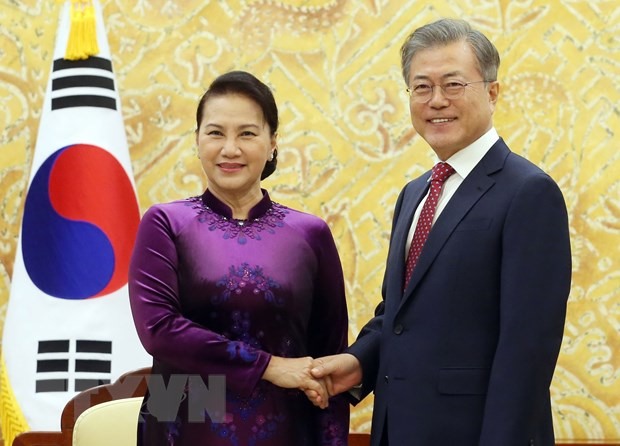 Chủ tịch Quốc hội Nguyễn Thị Kim hội kiến Tổng thống Hàn Quốc Moon Jae-in. (Ảnh Trọng Đức-TTXVN)