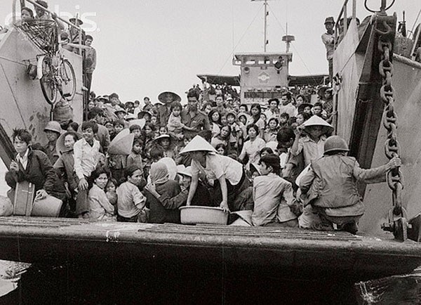 30thang4-Một tàu đổ bộ của Hải quân Việt Nam chất đầy người tị nạn từ Huế, ghé Đà Nẵng hôm 24-3-1975