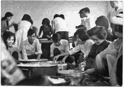 Sinh viên đại học Dược Khoa Sài Gòn gói bánh chưng để đem giúp đồng bào miền Trung bị bão lụt năm Thìn 1964.