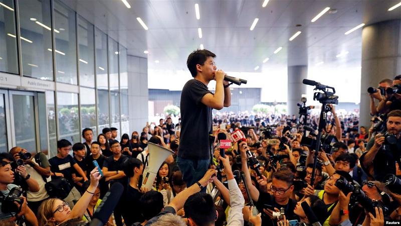 Joshua Wong diễn thuyết với người biểu tình bên ngoài cơ quan lập pháp Hong Kong hôm 17 tháng Sáu, 2019