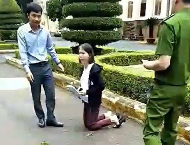 Cô giáo Nguyễn Thị Hoa Anh quỳ trước ủy ban tỉnh Đắk Lắk