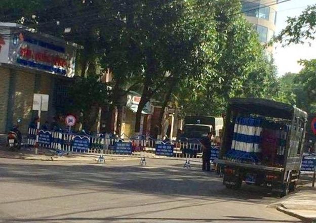 Hàng rào dựng chắn đường vào trụ sở tòa án tỉnh Khánh Hòa trong phiên toà xử mẹ Nấm 29-06-2017 