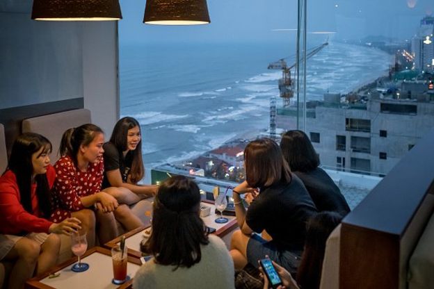 Cảnh trong quán, nhìn ra bãi biển Mỹ Khê, Đà Nẵng 