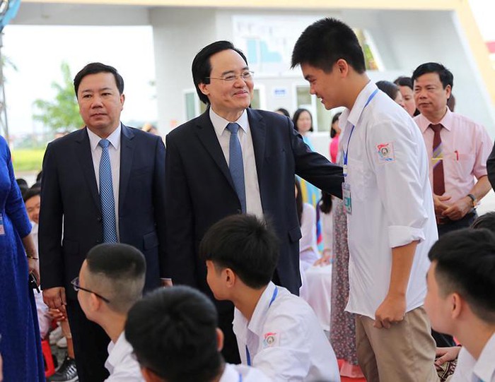 Bộ trưởng Phùng Xuân Nhạ dặn dò, động viên học sinh Trường THPT Sơn Tây trong ngày khai giảng.2019
