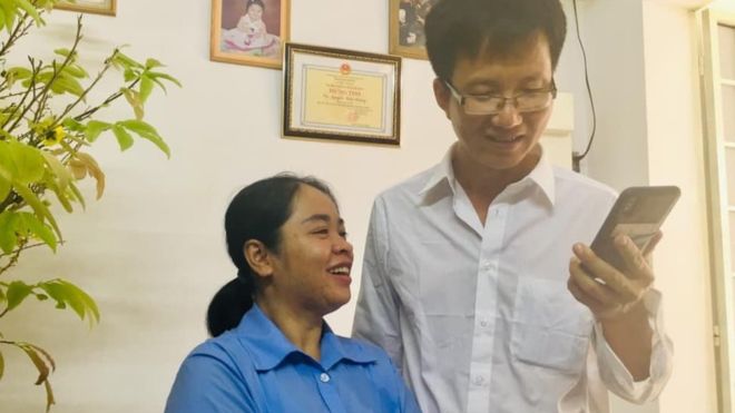 Nhà hoạt động Nguyễn Hoàng Quốc Hùng và bà Đỗ Thị Minh Hạnh trong ngày ông ra tù