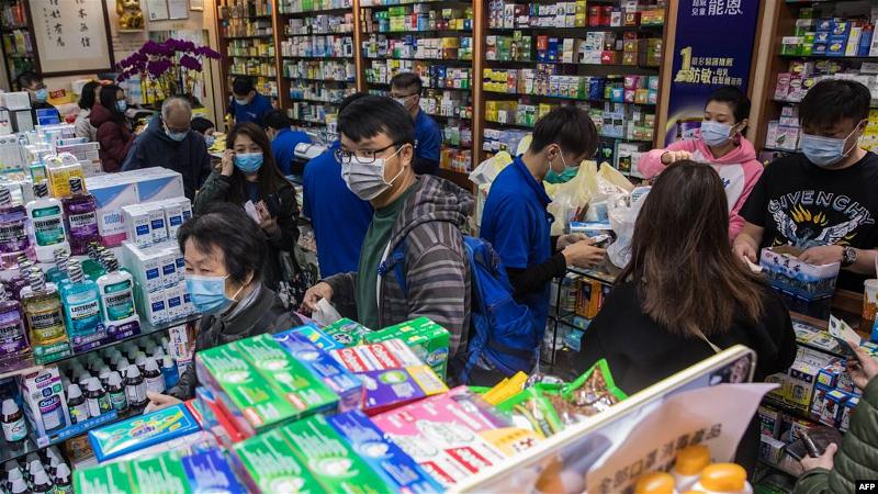 Dân chúng Hong Kong đổ xô đi mua khảu trang để tránh bị lây nhiễm trong vụ bột phát dịch corona. Ảnh chụp ngày 30-1-2020