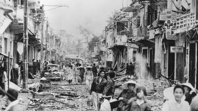 Mậu Thân 1968 - Người dân chạy nạn trở về Huế sau khi binh lính Mỹ và VNCH tái chiếm thành phố (hình chụp 13-3-1968) 