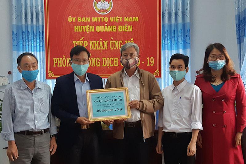 Chụp hình tuyên truyền về việc đóng tiền chống COVID-19 tại huyện Quảng Điền. (Hình Cổng Thông Tin Quảng Điền)