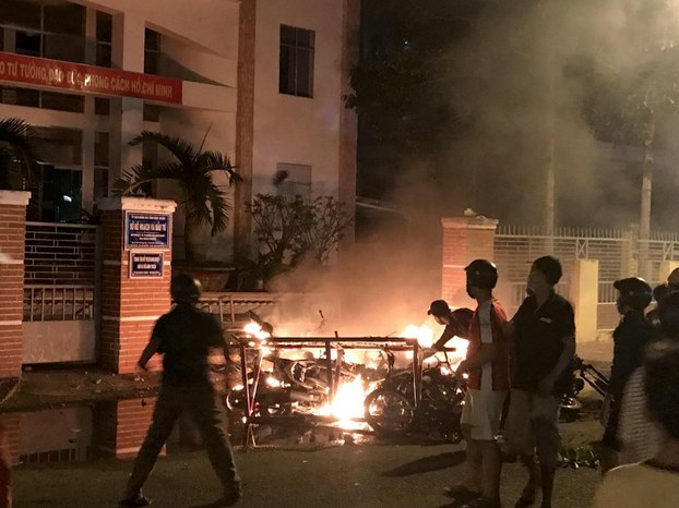 Bạo động đốt xe trước Ủy ban nhân dân tỉnh Bình Thuận. 10-6-2018.