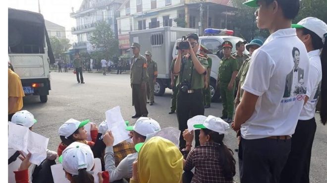 Quang cảnh gần tòa án Tòa án Nhân dân tỉnh Nghệ An hôm 18-9-2017 xử Nguyễn Văn Oai 