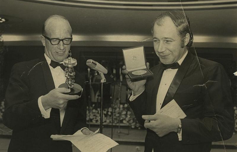 Eddie Adams cầm chiếc cúp trong lễ trao giải Pulitzer 