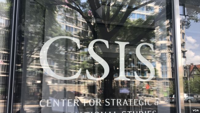 Logo trên cửa vào chính của CSIS - Trung tâm nghiên cứu chiến lược quốc tế - ở Washington