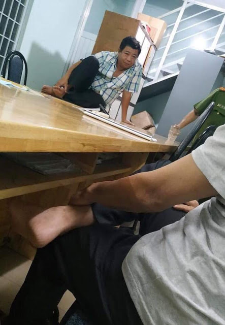 Một cán bộ tên Đạt quát nạt một phụ nữ sống ở vườn rau bị bắt về đồn công an Phường 11, Quận Phú Nhuận (Ảnh FB Đinh Hữu 