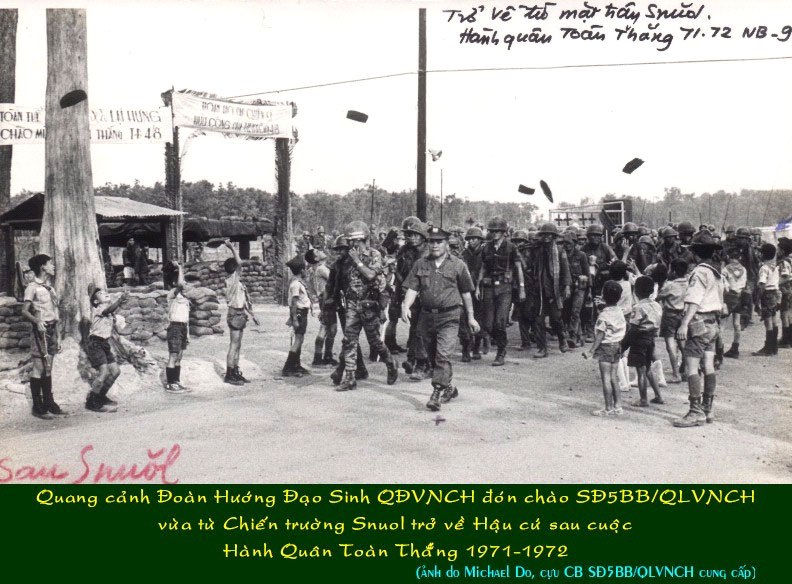 Đoàn hướng đạo sinh QĐVNCH đón chào Sư Đoàn 5 Bộ Binh-QLVNCH vừa từ chiến trường Snoul trở về hậu cứ sau cuộc Hành Quân 