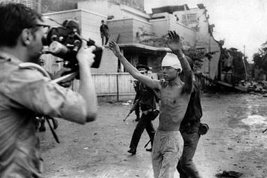 Mậu Thân Sài Gòn 1968 - Một tù binh bị bắt đang giải ngang qua hẻm 18A, chổ chúng tôi khi chạy nạn ghé vào. Phía sau là 