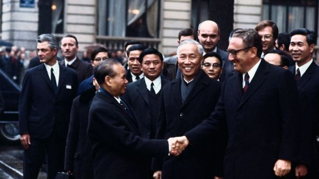 Cố vấn Henry Kissinger và ông Lê Đức Thọ tại Paris, 1973