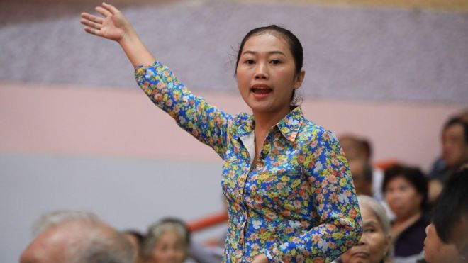 Bà Nguyễn Thị Thùy Dương nói rằng bà 'ném giày do bức xúc lâu năm' 